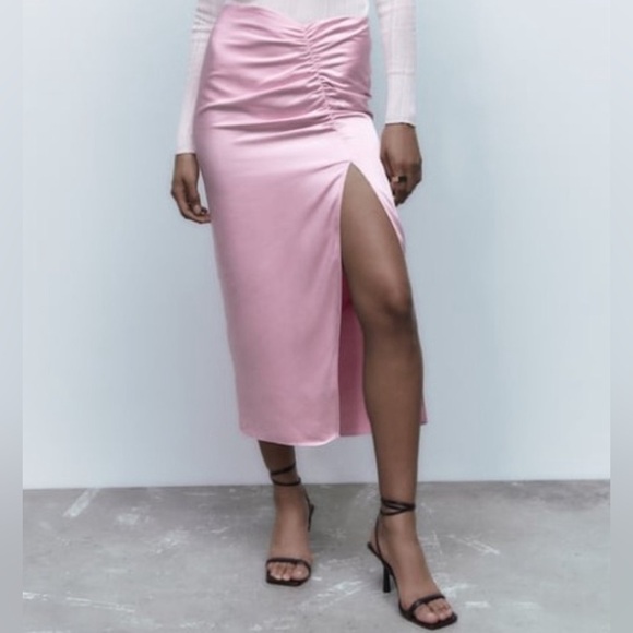 Zara satin silky pastel pink scrunched skirt - Picture 4 of 10
